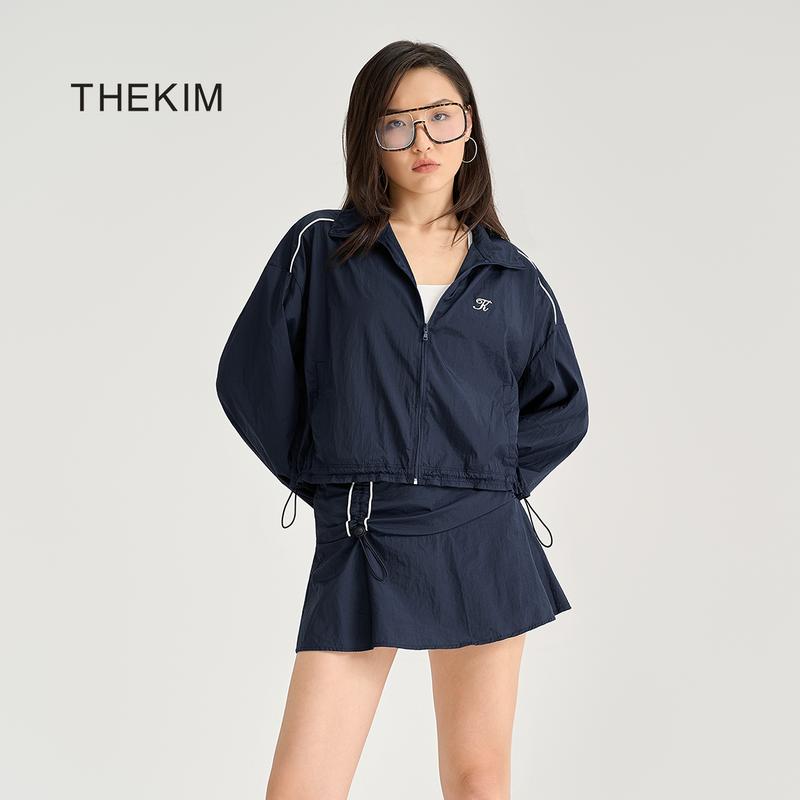  THEKIM Set lẻ áo khoác gió thể thao Aero Grace kéo khóa chân váy mini phối rút chun chất liệu siêu nhẹ Aerolite form suông vừa cổ cao thể thao logo 3D tinh xảo 