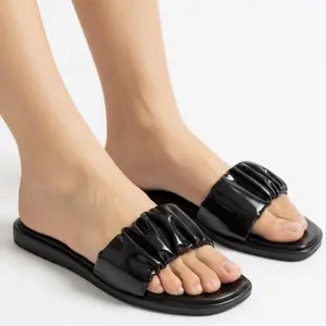 Sendal sandal slide wanita cewek kekinian Sandal paling best seller Luar Ruang Hitam Putih Shoes Karet