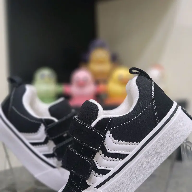 Sepatu anak anak brand lokal terbaru RUNN model gemuk dan lebih empuk nyaman dipakai oleh anak anak balita dan bisa untuk sepatu sekolah 1