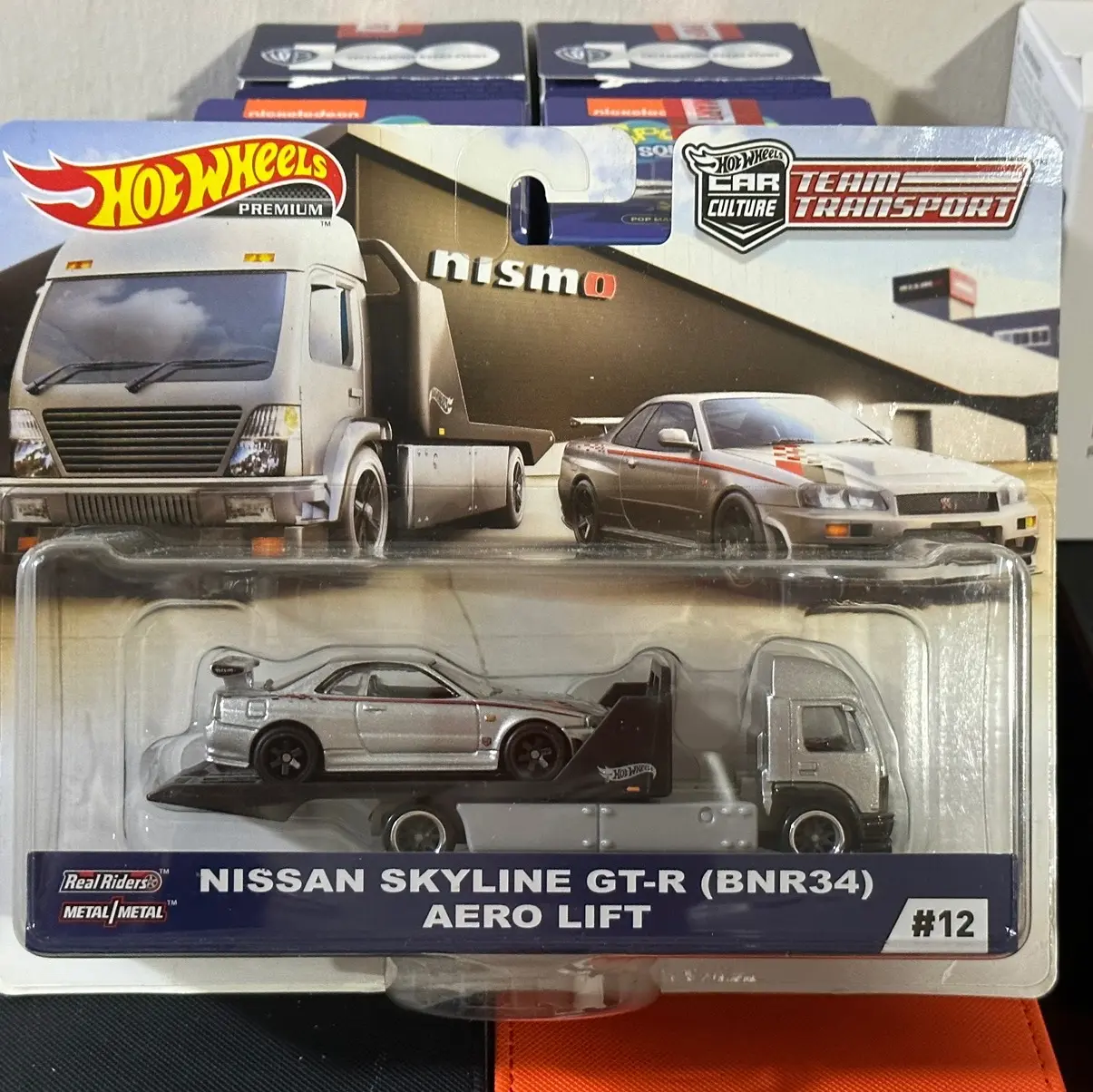 Hot Wheels Toys - Nissan Skyline GTR 34 & Transporter Aero Lift
