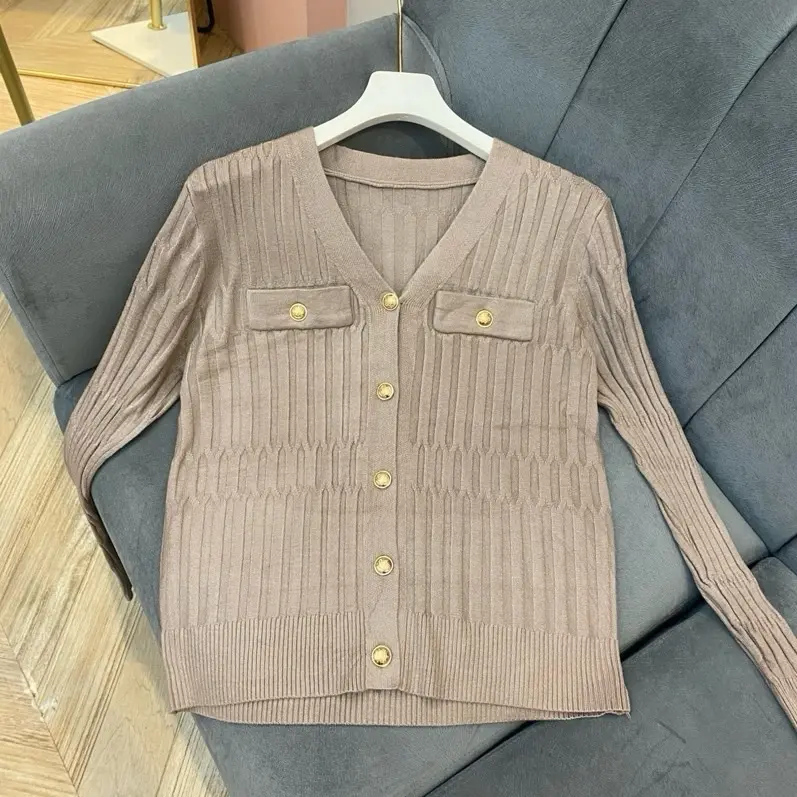 Knitwear Wanita Halus Gold Buttons 5