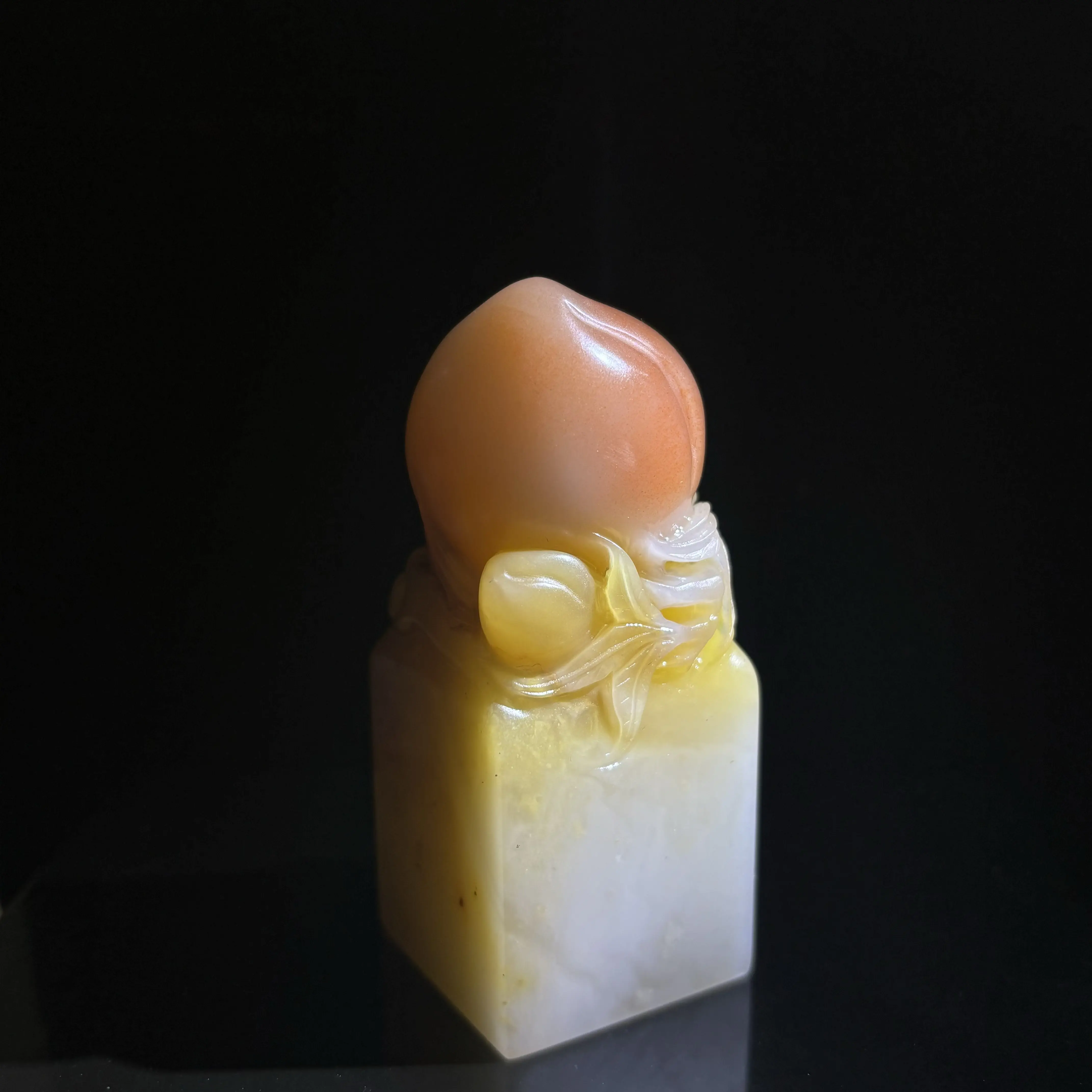 A hibiscus stone longevity peach seal Shoushan stone longevity peach seal Chinese traditional culture longevity peach seal red white yellow longevity peach seal