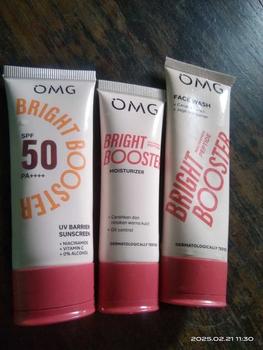 Product Review of OMG Oh My Glow - Bright Booster Glow Kit Paket Perawatan Wajah untuk Kulit Tampak Glowing, Mencerahkan, Tampak Sehat, Menjaga Skin Barrier, Mengandung Niacinamide , Peptide, Vitamin C - Sabun Pembersih Wajah, Moisturizer, Sunscreen from C**o R**a 0