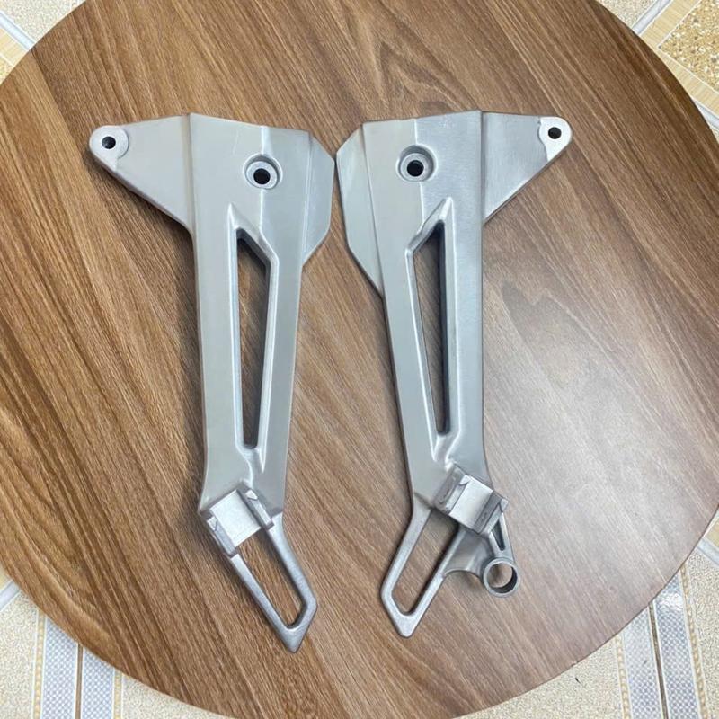  Gác chân nhôm xe wave 125 -1 cặp màu bạc như hình 