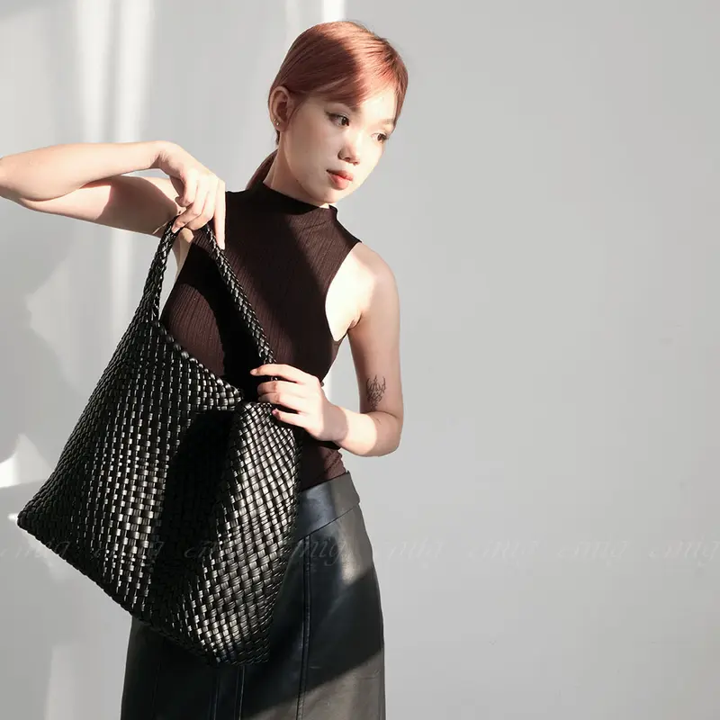 [THE ANIG] Túi đeo vai nữ dệt thủ công DY Nami màu đen 35 x 14 x 33cm 6