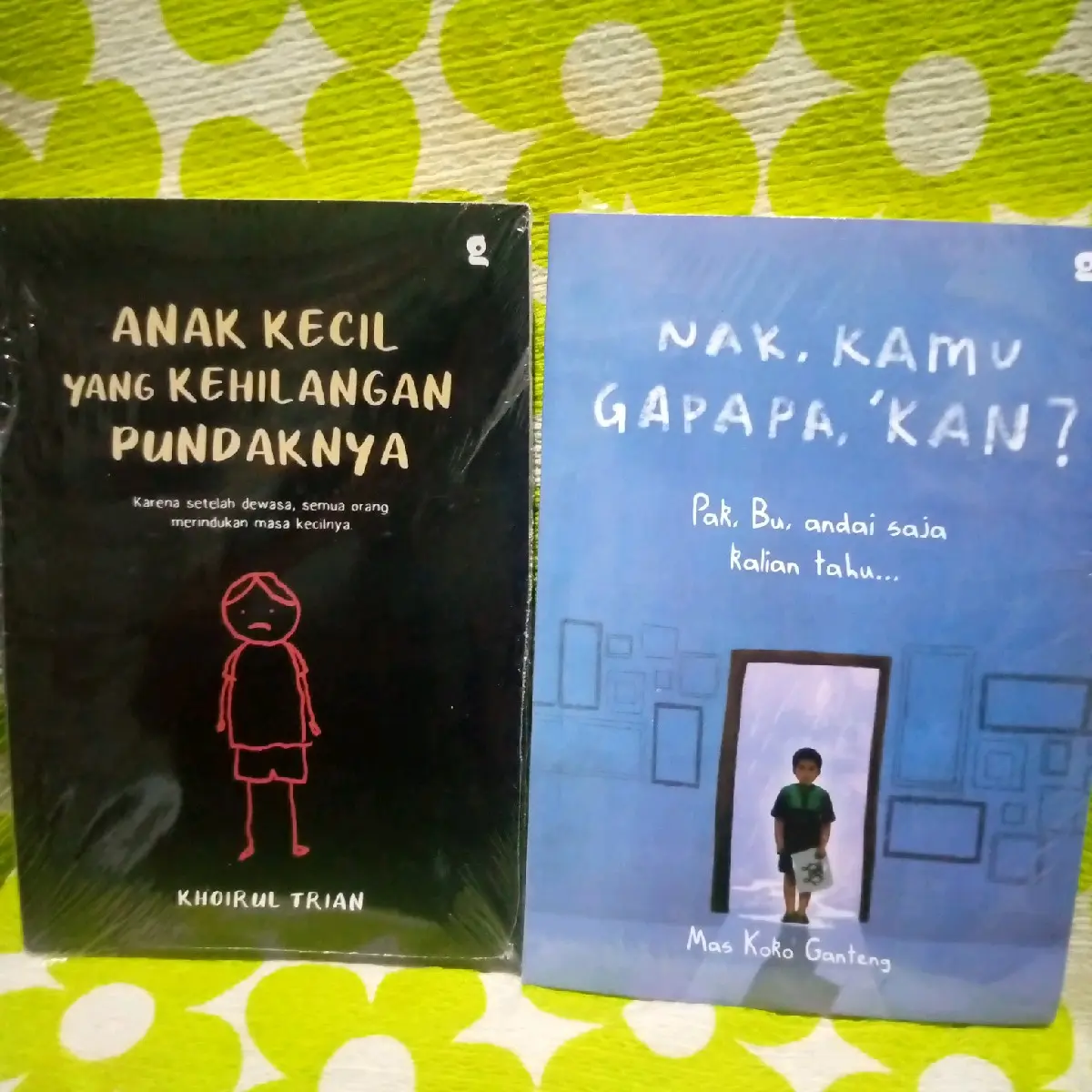 2 buku 1 paket yg berbeda Nak kamu gapapa kan & anak yang kehilangan pundaknya