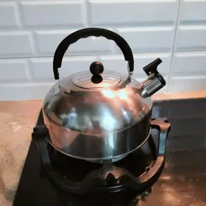 Teko Siul Stainless Steel Kapasitas 9-10 gelas dengan Alat Deteksi Uap Mendidih dan Bunyi Peluit Tea