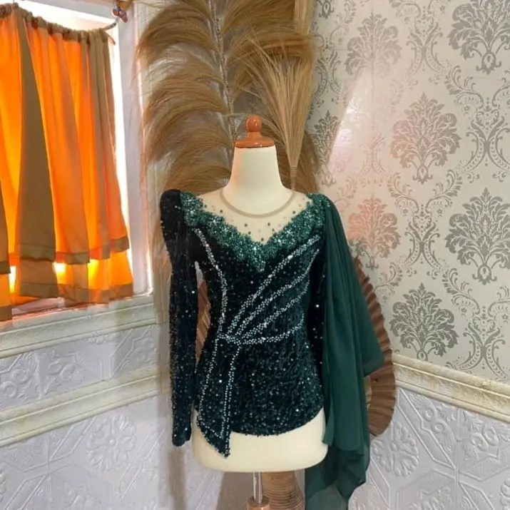 kebaya modern berbahan bludru squen dengan hiasa pita dipinggang dan selendang dipundak