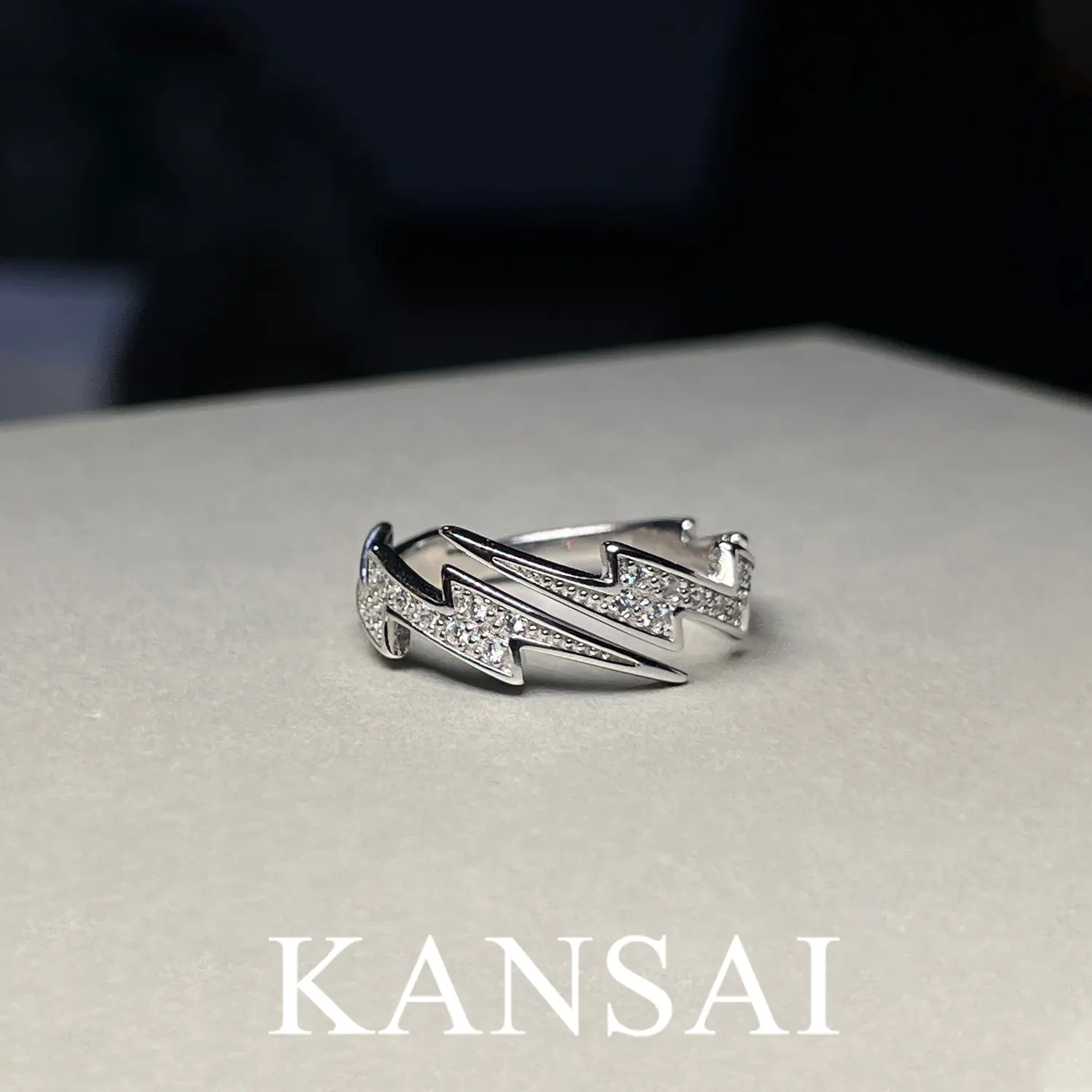 KANSAI-Cincin desain berbentuk petir | Cincin pria dari baja titanium, bertatahkan kuarsa kubik, ukuran dapat disesuaikan, cocok untuk pemakaian sehari-hari, cincin wanita modis