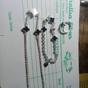 Satu set perhiasan clover