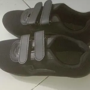 SEPATU SEKOLAH ANAK LAKI LAKI PEREMPUAN SD SMP SMA HITAM POLOS TALI VELCRO SEPATU SNEAKERS OLAHRAGA CEWEK COWOK
