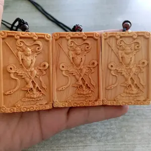 Liontin ukiran kayu Dewa Na Cha