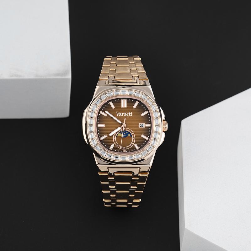   Deal Xả Kho Độc Quyền ĐÌNH TRƯỞNG  M233 – Đồng hồ pin Varseti Quartz nam dây thép mạ vàng hồng – Mặt nâu vân ngang sang trọng lịch ngày 3h lịch trăng Moonphase 6h – Viền đính đá baguette cao cấp phong cách doanh nhân 