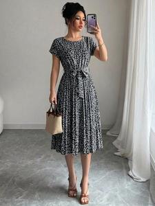 Vestido corto de verano con cuello redondo y mangas tipo murciélago, borde con volantes estilo bohemio floral, estilo casual para vacaciones, ropa de moda para mujer