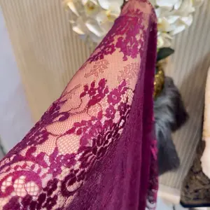 Kain Kebaya Metalik Ceplok dengan Desain Elegan dan Warna Merah Muda untuk Tampilan Mewah