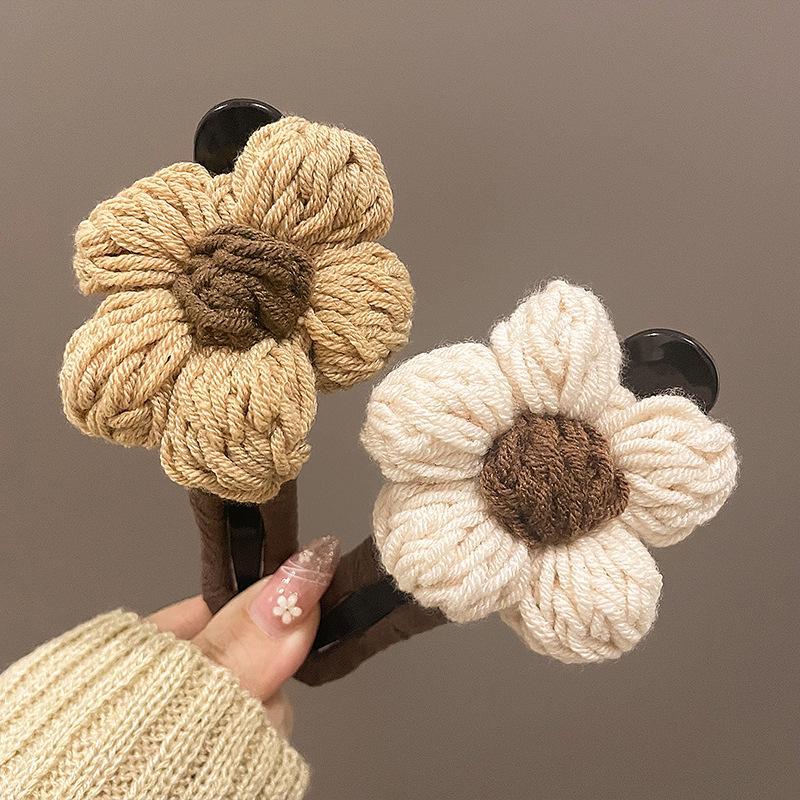 Product Introduction of 【Buy one get one free】Knitted Yarn Flower Duckbill Clips, Large Back-of-Head Plush Hair Clips, 2025 New Hairpin Hair Accessories. 1