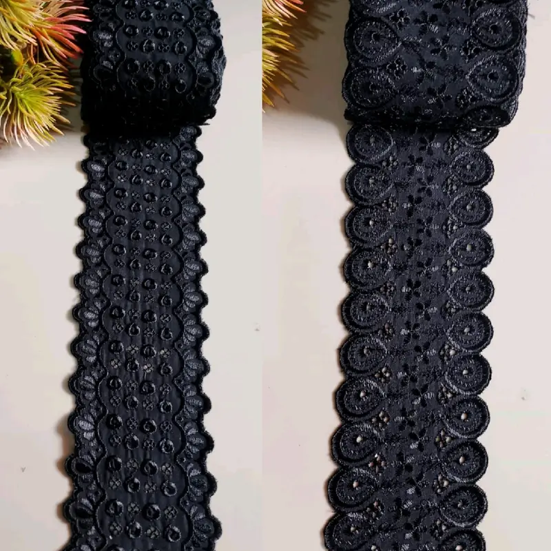 Renda katun/motif tengah/warna hitam/lebar 10cm/harga per 1yard–15yard( 90cm–13,5meter) Rp.7,000–90,000.   Aksesoris Elegan Hijab 0
