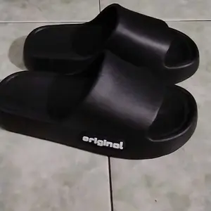 Sandal rumah model terbaru untuk anak laki-laki dan perempuan, sandal anak yang modis dan anti selip