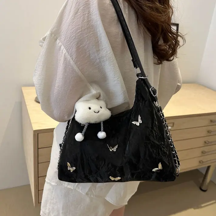 Luna Flutter Bag - Detail Kupu-kupu