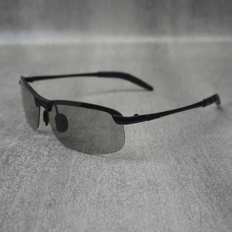 Kacamata Sunglasses Hitam Sporty Pria dengan Lensa Polarized & Photochromic, Perlindungan UV Maksimal Eyewear 1