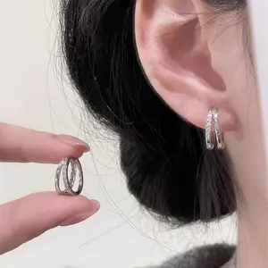 Anting Lingkaran Wanita Huggie - Hadiah Earrings Desain Sederhana Namun Menarik Cocok Untuk Wanita