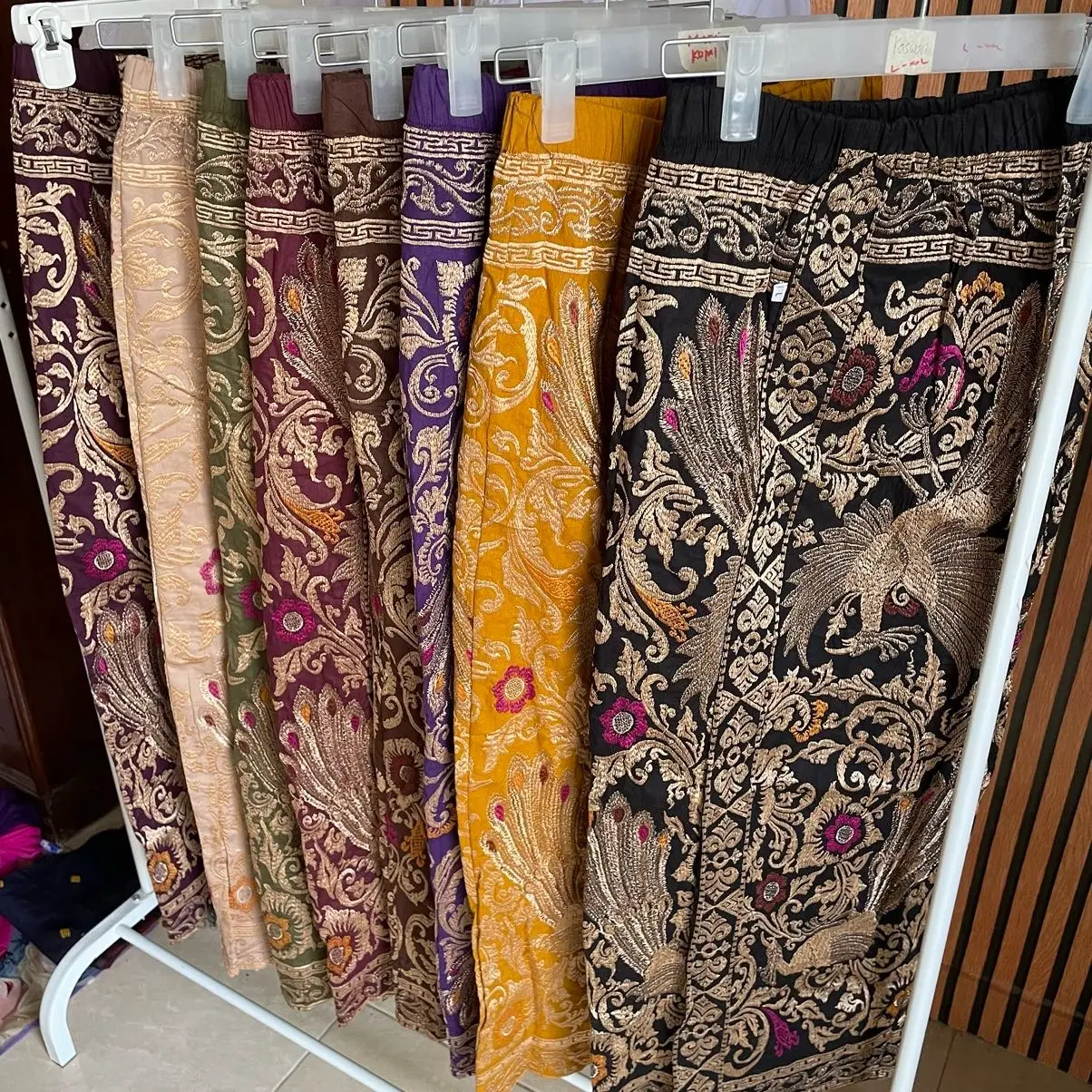 Kamen bordir motif merak kombinasi baju tradisional