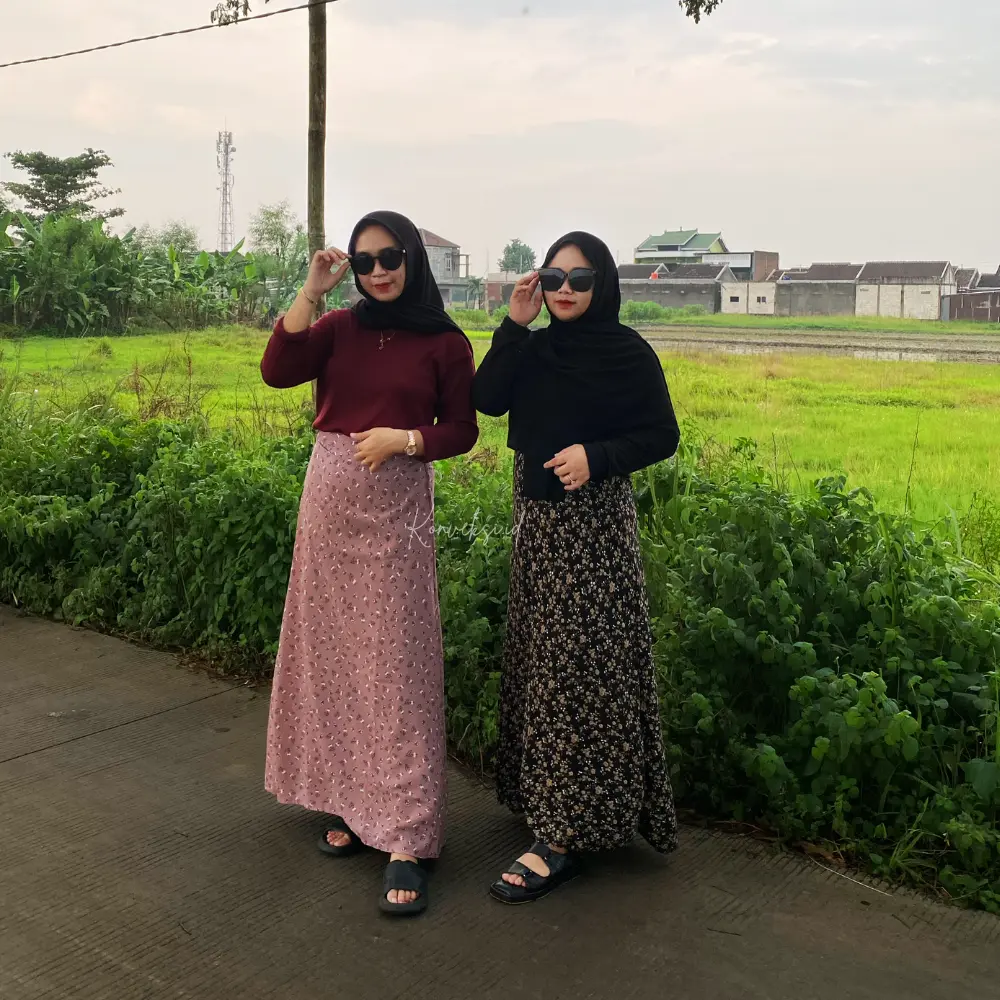 KONVEKSI.ID - Setelan Wanita 2in1 Oneset Kaos RIB Kombinasi Rok Floral Skirt / One Set Atasan Wanita Dewasa Kaos Katun Rib Premium Casual Daily + Rok Motif Bunga A-Line Simple