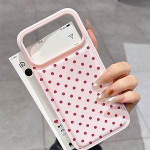 Una funda para teléfono de moda en color rojo profundo con pequeños puntos rosados, estilo tambor, anti caídas para Apple 17, compatible con la serie iPhone, funda protectora para smartphone, estilo de niña linda