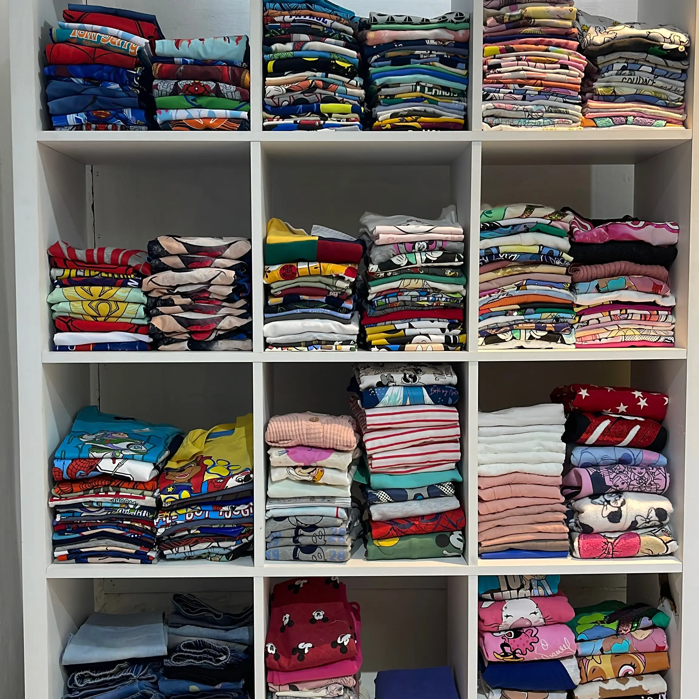 Etalase pembelian baju dan sweater secara langsung di live
