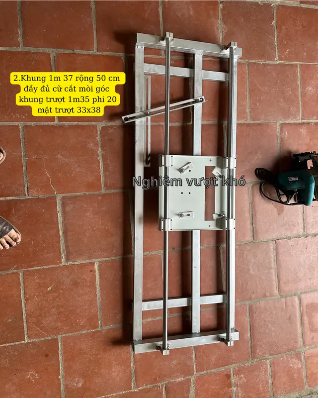 Khung trượt máy cắt cầm tay Nghiêm Vượt Khó bằng inox, lắp được nhiều máy cắt đến từ nhiều thương hiệu khác nhau mặt bàn lớn 33x36 cm ( lưu giá này chỉ có khung gồm 2 thanh trượt đăc mạ rom, 4 ổ bi, 4 gối đỡ 1 mặt trượt 33x36 ốc vít phụ kiện đi kèm ) 7