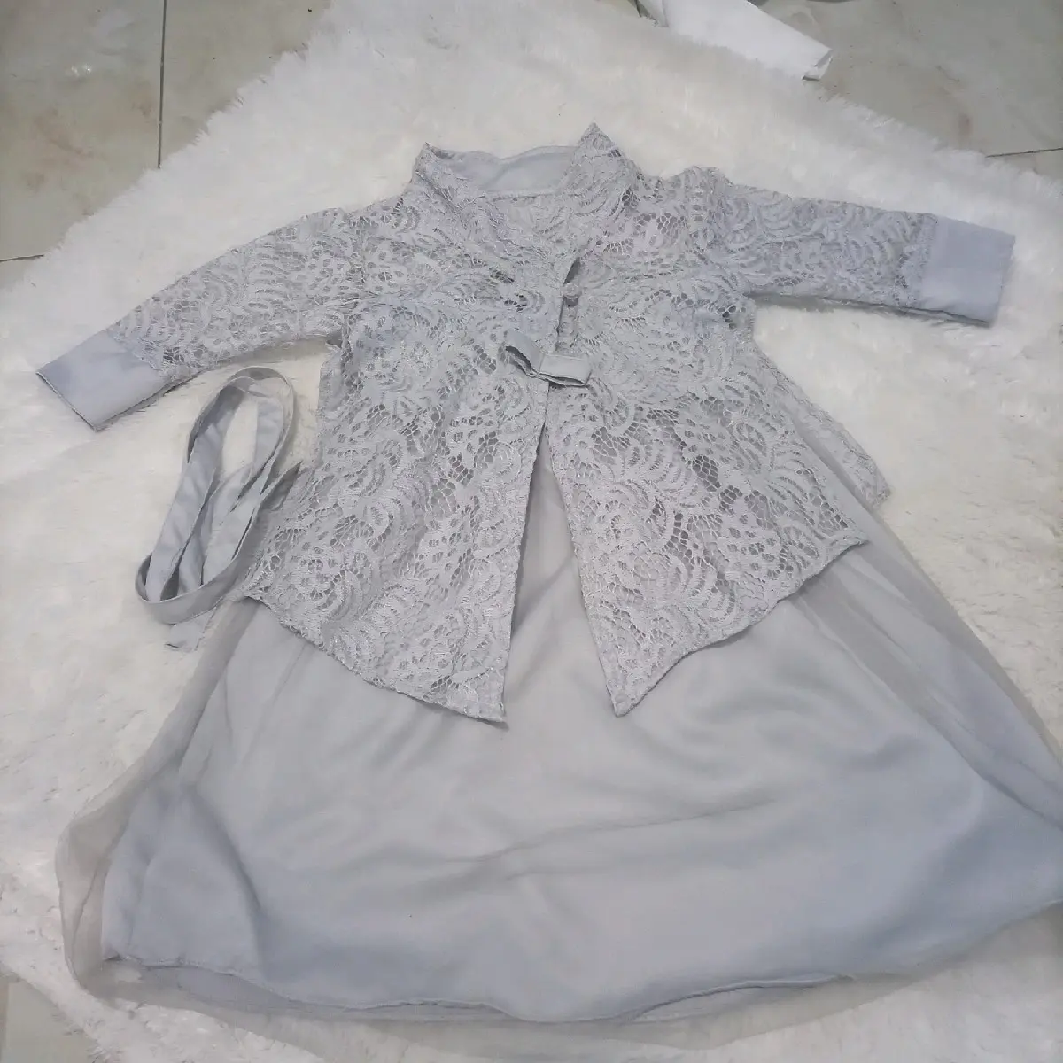 Ukhtiza Dress anak untuk pesta atau lebaran bahan cavali yang adem dan manis sekali dress anak import putih Atau Silver