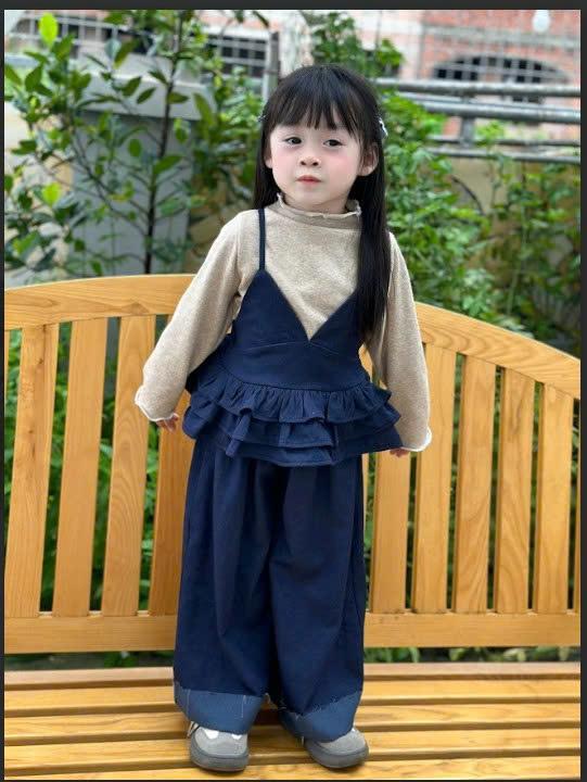 Set Yếm Áo Váy Bò Chéo Hàn Nhiều Chi Tiết Chất Mềm Mướt Phối Áo Len Lông Cừu Vô Cùng Đáng Yêu - Pool Kids Store