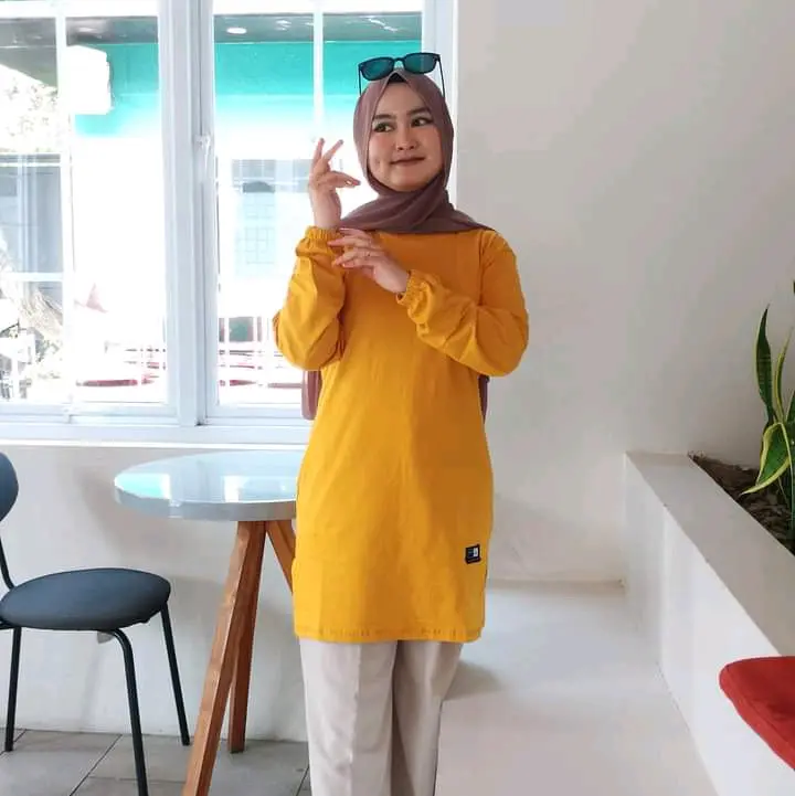 Atasan Kaos Tunik polos  Merah Maroon wanita Dewasa Muslim terbaru lengan panjang tangan serut karet  Kerah oblong variasi belah Samping bahan Kain katun Combed 24s  Nyaman Tebal premium import Hitam Basic Atasan Tunik 1
