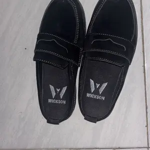 WICKSON SLOPPER Sepatu Sandal Selop kulit Bustong Pria Original Bahan Suede Tebal & Karet Empuk Anti Selip Size 39-43 Shoes Sendal
