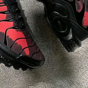 TN MAX PLUS REFLEKTIF THERMORACTIVE BUNGLON BERUBAH WARNA RED BLACK BNIB HIGH QUALITY Pria Shoes