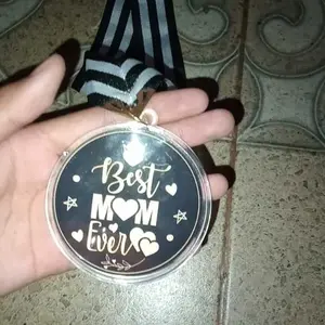 Medali Hadiah ulang tahun Best Mom dan Best Dad