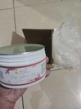 Product Review of Omaira Lightening Lotion with 5% niacinamide + Sunscreen Agent | Membantu Mencerahkan Kulit Tubuh | Membantu melindungi dari paparan sinar UV | Membantu Melembabkan Kulit Tubuh | Membantu menyamarkan Bekas luka (BPOM dan HALAL) from A**a F**h ** 0