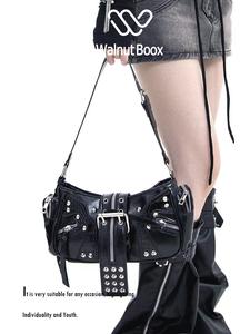 กระเป๋าสะพายเฉียงสไตล์ Punk หนังดำมันวาว - ใส่ iPad Mini ได้ ของต้องมีสำหรับสาวสายดาร์ค!