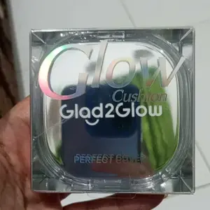 Glad2Glow Perfect Glow Cover Cushion Foundation Coverage Tinggi Glow Natural Anti Oksidasi Tahan Lama Texture Ringan Tidak Lengket Pore Blurring Kulit Halus Flawless Sehari Penuh Untuk Semua Jenis Kulit