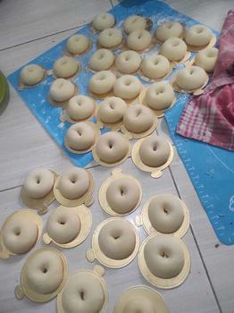 Product Review of 25 pcs alas tatakan donut GOLD 9cm Kitchenware from R**. 2** 1