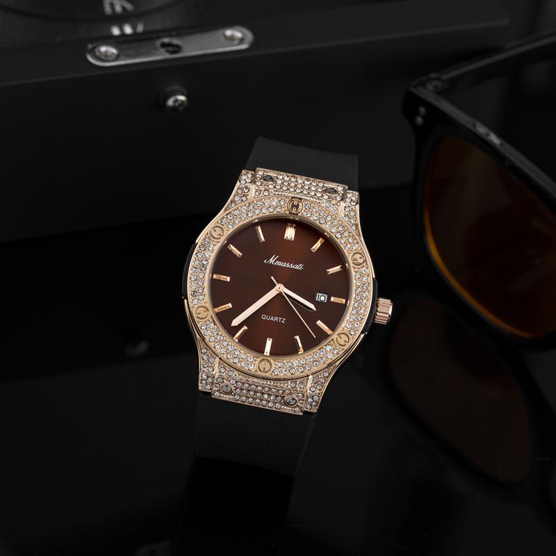    DEAL TẶNG ĐẦU LIVE   HUNGLUXURY - N286 Nâu - Đồng hồ nam Mmassati mặt nâu viền đá sang trọng – dây cao su đen thể thao – máy pin Quartz cao cấp 