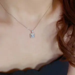 AURAVIBE-Kalung batu zirkon kotak yang sangat berkilauan dengan gaya ringan dan mewah, desain eksklusif yang manis, cocok untuk gaya modis dan mempesona di bagian clavicle.