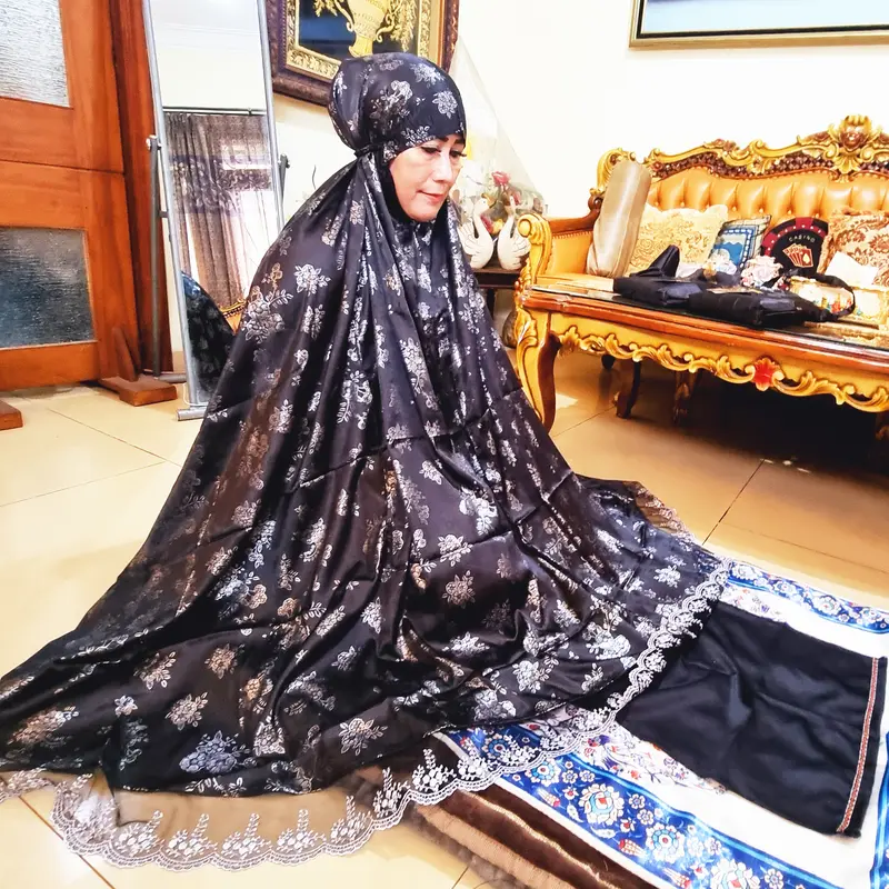 Mukena Kemewahan Bahan Sutra Hitam Motif Gold & Silver Ukuran Jumbo 7