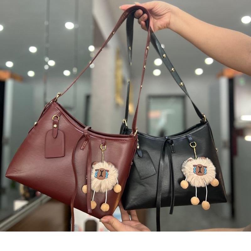 Túi xách nữ đeo vai chất da mềm mịn sang chảnh tặng kèm charm gấu xinh 2 màu đỏ và đen sang trọng :686