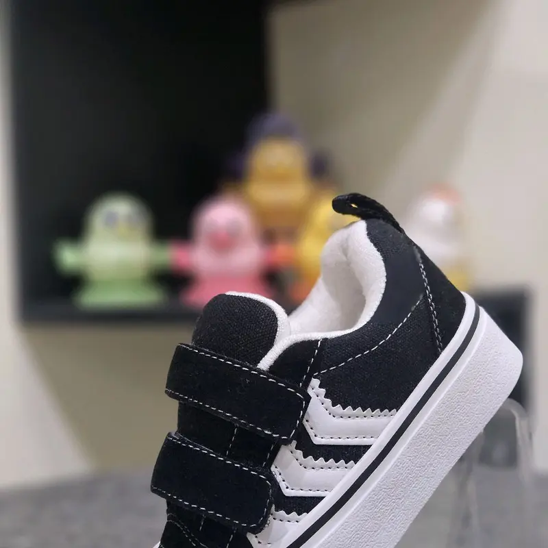 Sepatu anak anak brand lokal terbaru RUNN model gemuk dan lebih empuk nyaman dipakai oleh anak anak balita dan bisa untuk sepatu sekolah 3