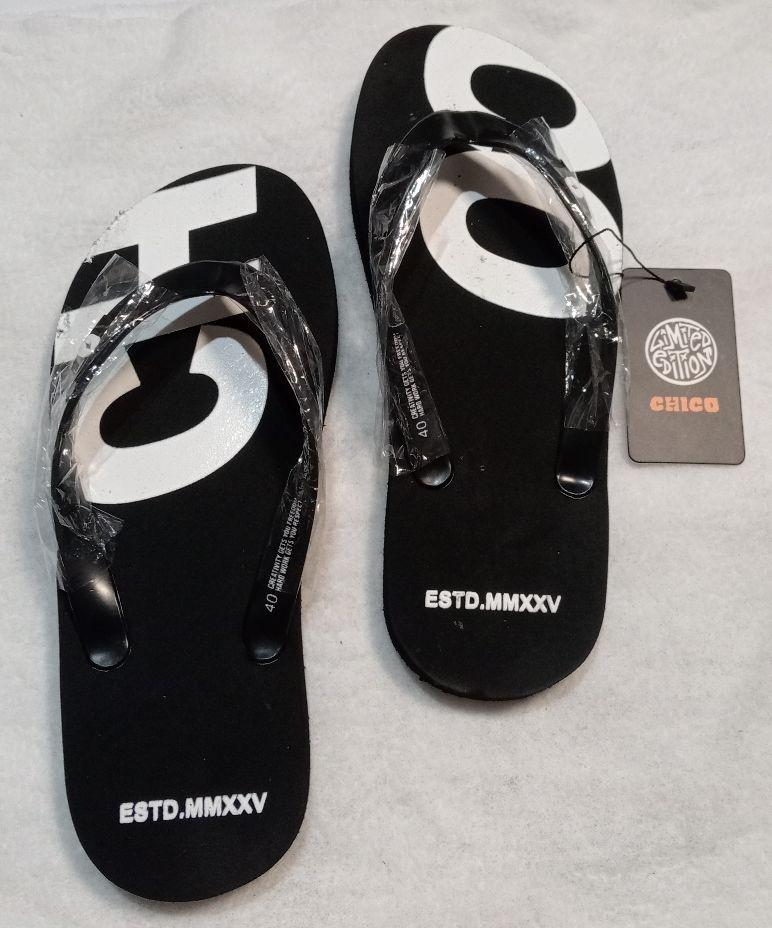 Sandal Distro Pria Premium Motif CHOO Estd.mmxxv Terbaru dan Up-to-date dengan Kenyamanan dan Tampilan Elegan Sandal Distro Pria Premium Motif CHOO Estd.mmxxv Terbaru dan Up-to-date dengan Kenyamanan dan Tampilan Elegan