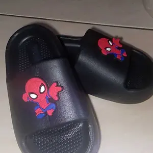 Sandal Anak Sandal Slide Anak Lucu Motif Kartun Spiderman Sandal Anak Laki Laki Anti Slip Empuk Ringan Nyaman Dipakai Harian Sandal Rumah Sandal Pantai Sandal Outdoor Anak Bahan EVA Lembut Tahan Air Tidak Licin Warna Cerah Kekinian Cocok Untuk Main Dan