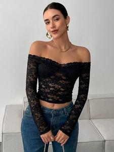 Top de encaje gótico oscuro romántico — camisa de manga larga con hombros descubiertos de estilo estético, camiseta corta calada en estilo coquette moderno para uso urbano | Estilo “edgy alt girl”