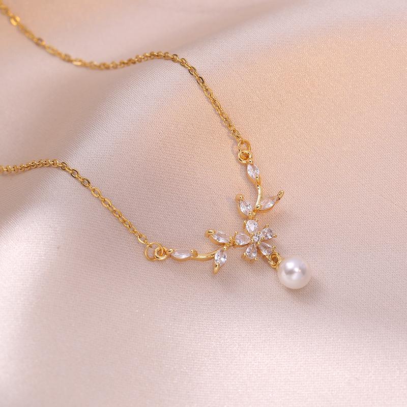 Vòng Cổ Hoa Zircon Mạ Vàng 18k Thép Titan Dành Cho Nữ Mặt Dây Chuyền Ngọc Trai Không Phai Màu Vòng Cổ Choker Dễ Phối Đồ Ngọt Ngào Dây Chuyền Cổ Áo