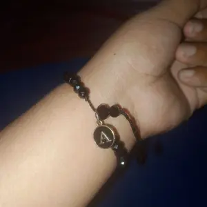 GELANG BULAT KRISTAL INISIAL A-Z TERBARU KUALITAS BISA DI ADU.